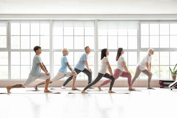 Obraz premium Group of sporty people training in gym