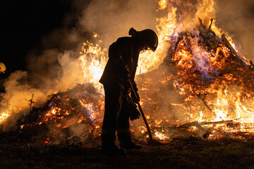Die Feuerwehr bekämpft die Flammen. 