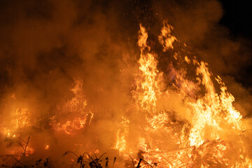 meterhohe Flammen schlagen in die Luft am Brandherd.