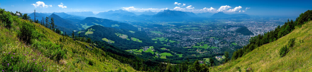 Blick von der Gaisbergspitze auf das Salzburger Land mit Salzburg in Österreich