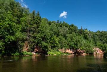 Obraz premium Sandstone Kuku cliffs by the river Gauja, Latvia.