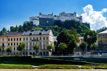 Festung Hohensalzburg über der Alstadt von Salzburg in Österreich