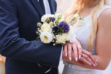 Obraz na płótnie Canvas Bride and groom with wedding bouquet