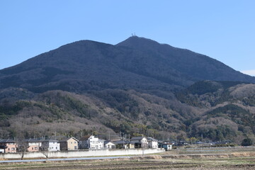 筑波山 茨城県つくば市 ／ 日本百名山、日本百景、関東の富士見百景、日本の地質百選に選定されている、標高877mの筑波山です。男体山と女体山の２つの峰を持ち、古くから信仰の山として栄えてきました。