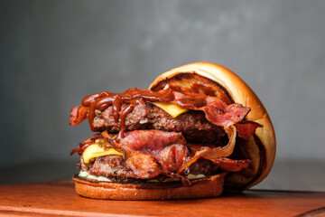 Duplo Hambúrguer com bacon e bancada de madeira