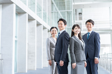 オフィスで働くビジネスパーソン