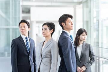 オフィスで働くビジネスパーソン