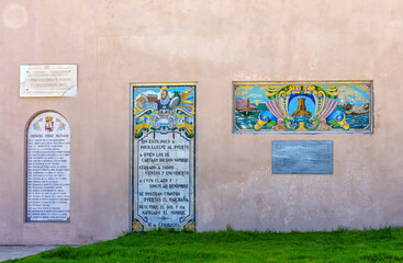 Azulejos en la Pared que indican las principales fechas de la milenaria ciudad de Cartagena, España.