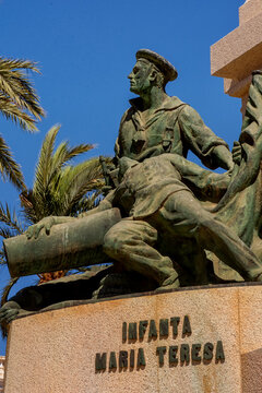 El monumento a los H&eacute;roes de Cavite y Santiago de Cuba, en conmemoraci&oacute;n de los espa&ntilde;oles que murieron en la Guerra Hispanoamericana, ubicado en el puerto de la ciudad espa&ntilde;ola de Cartagena, Murcia, E