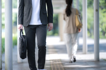 駅などで通勤や出勤する人々のイメージ　顔無し