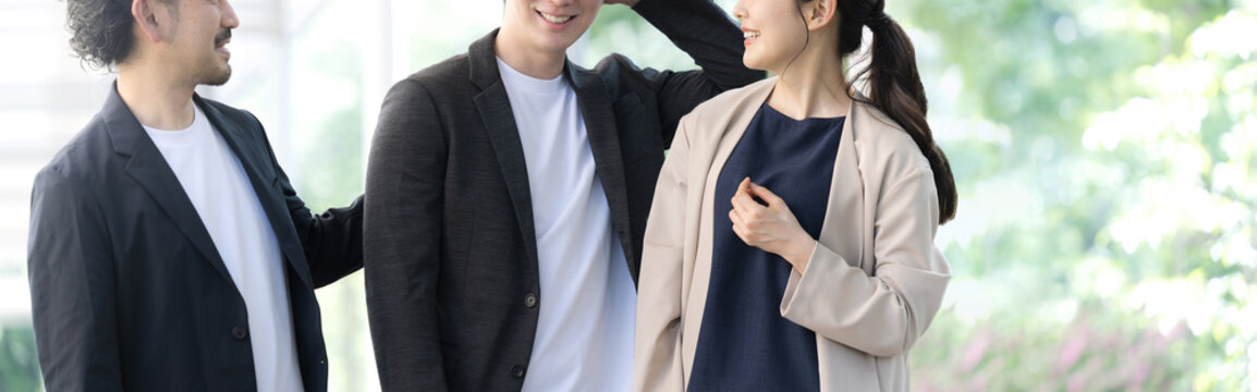 談笑するビジネスグループ　後輩を褒める上司 アップ	顔無し