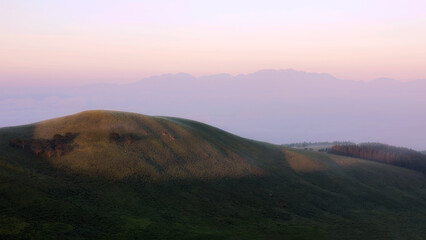 長野県・諏訪市 夏の車山高原の夜明け