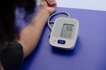 Detail of a modern blood pressure measuring device, symbolizing the fusion between health and technological innovation. Manometer, incorporating health and technology concepts.