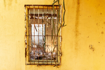 Ventana con una reja oxidada
