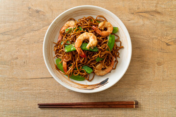 stir-fried yakisoba noodles with green peas and shrimps