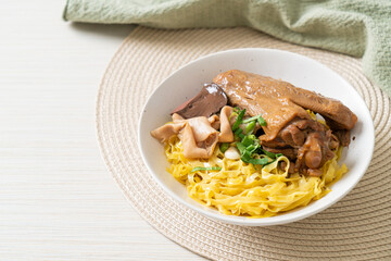 Egg noodles served dry with braised duck