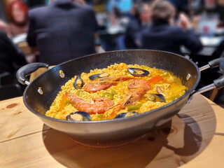 paella di mara preparata nella cucina di un ristorante