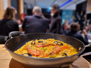 paella di mara preparata nella cucina di un ristorante