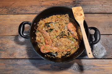 paella di mara preparata nella cucina di un ristorante