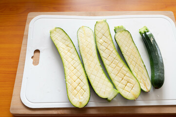 塩をして脱水させるズッキーニ