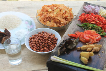 The ingredients and seasonings for making Indonesian dishes are called dry potatoes (kering kentang)