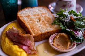 bread with egg and bacon