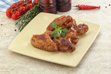 Roasted chicken wings with spicy sauce