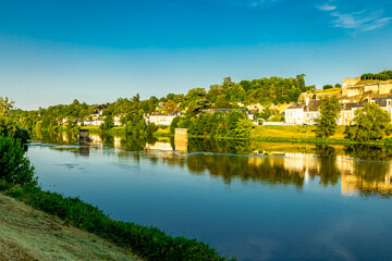 Fototapeta premium Sommerliche Entdeckungstour im wunderschönen Seine Tal am Schloss Amboise - Indre-et-Loire - Frankreich