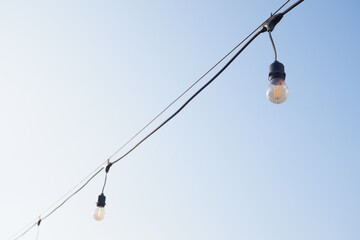 Hanging light bulbs are used as decorations in cafes to make the atmosphere more beautiful