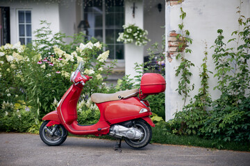 Fototapeta na wymiar red scooter in front of a wall