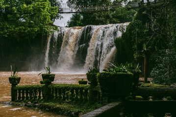 Naklejka premium Mena Falls waterfall in the rainforest