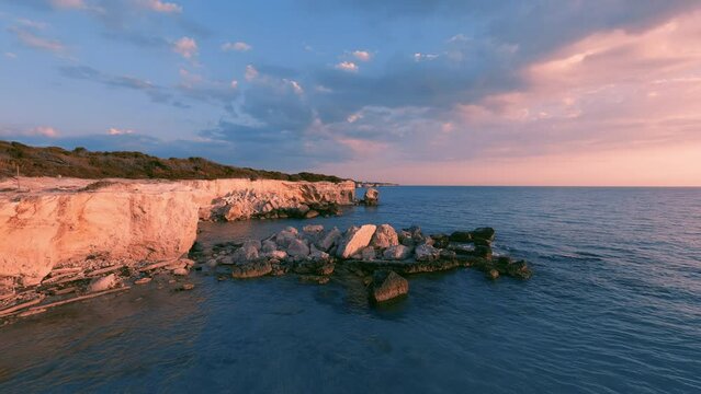 Costa rocciosa all'alba