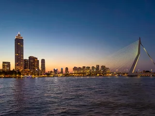 Fototapete Erasmusbrücke Erasmusbrücke und abendliche Rotterdam Skyline