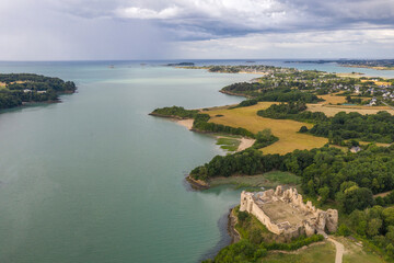 Fototapeta na wymiar Bretagne, dans les cotes d'armor, les ruines du chateau du Guildo sur la commune de Saint Jacut de la Mer
