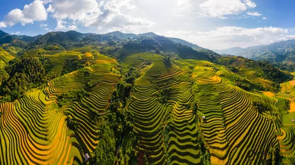 Foto auf Acrylglas Mu Cang Chai Majestic terraced fields in Mu Cang Chai district, Yen Bai province, Vietnam. Rice fields ready to be harvested in Northwest Vietnam.