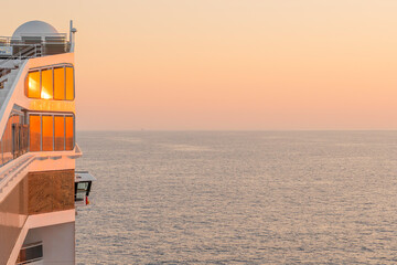 Coucher de soleil à bord d'un navire de croisière en navigation.