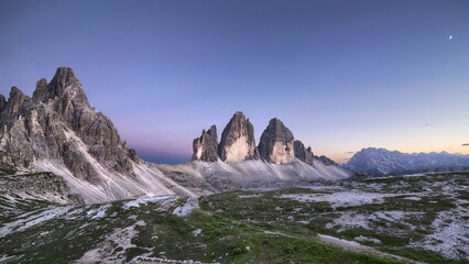 Fototapeta na wymiar Paesaggi di montagna. 3 cime di Lavaredo, dolomiti. Tramonto o alba. 