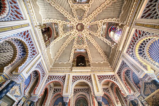Il Castello di Sammezzano, circondato da un ampio parco, si trova nell'omonima localit&agrave; nei pressi di Firenze. Castello in stile moresco in toscana.