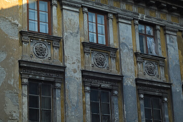 Zniszczona fasada zabytkowej kamienicy © Andrzej