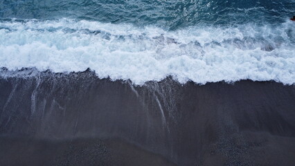 Foto aerea del mare e la spiaggia - Vista dall'alto delle onde dell'oceano fotografia con il drone - Wild beach, top view, ocean waves