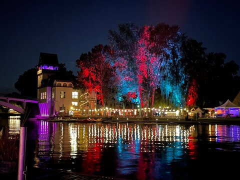 Die Lichter der Insel der Jugend spiegeln sich im Wasser der Spree Berlin