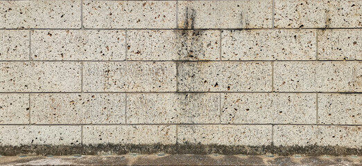 少し汚れた古い石積みの壁