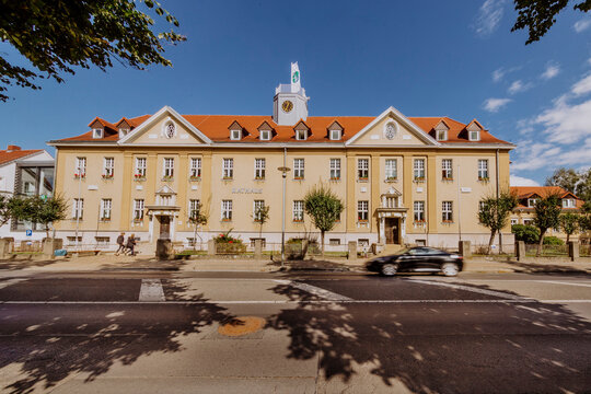die Front des Rathauses in Falkensee
