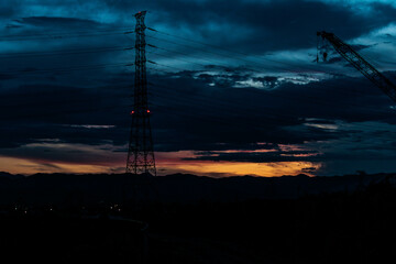 夏の黄昏時も働く送電網