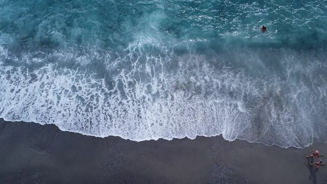 Ripresa aerea del mare e la spiaggia - Vista dall'alto delle onde del mare che si infrangono contro il bagnasciuga della spiaggia durante il mare in tempesta - Mare mosso