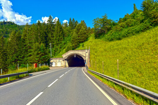Haupstrasse 417 (Schynstrasse) vor dem Alvascheintunnel in der Schinschlucht, Alvaschein (Albula/Alvra) Graub&uuml;nden, Schweiz 