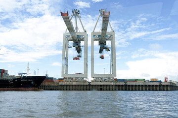 Fototapeta na wymiar Kräne im Hafen von Hamburg Containerkran Kran am Fluss
