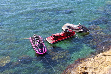 接岸されているジェットスキー 