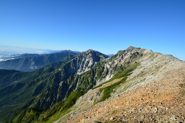 Fototapeta premium 快晴の夏山 白馬連峰の稜線