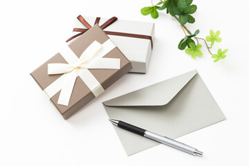 白背景にプレゼントボックスと手紙